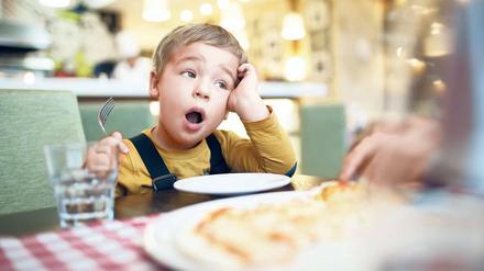 Still sitzen nervt. Restaurantbesuch mit Kindern kann unter Umständen zu einer echten Belastungsprobe werden.
