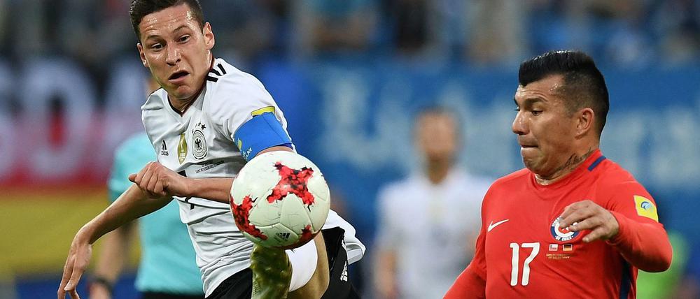 Julian Draxler und Gary Medel.