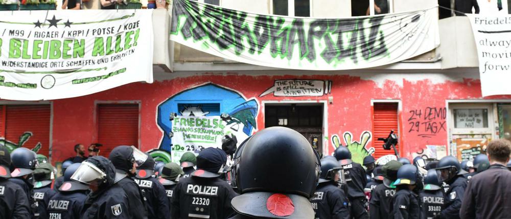 Polizeibeamte stehen am 29.06.2017 in Berlin auf der Friedelstraße vor dem Haus Nr. 54.