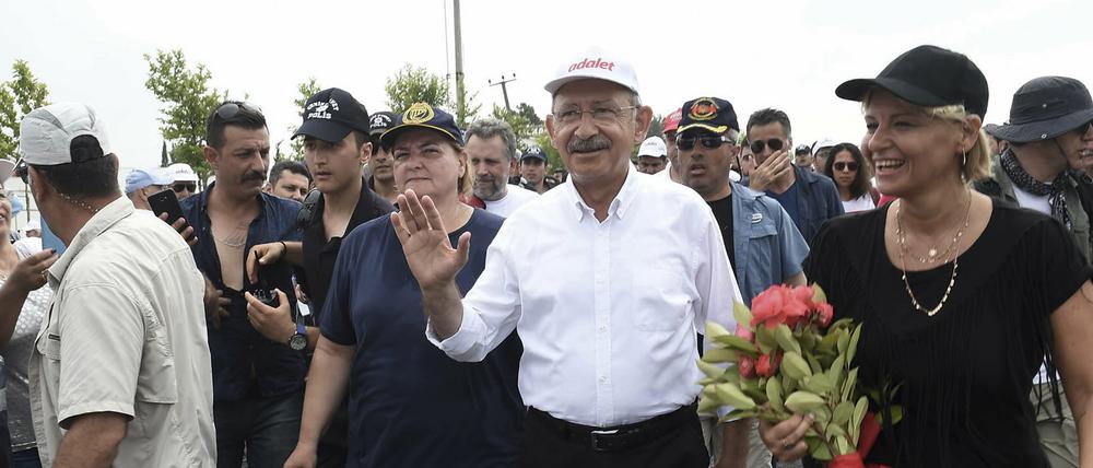 Der türkische Oppositionsführer Kemal Kilicdaroglu (Mitte) marschiert mit seinen Anhängern rund 400 Kilometer von Ankara nach Istanbul. 