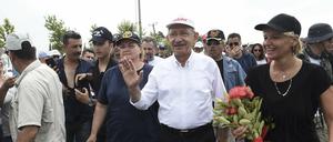 Der türkische Oppositionsführer Kemal Kilicdaroglu (Mitte) marschiert mit seinen Anhängern rund 400 Kilometer von Ankara nach Istanbul. 