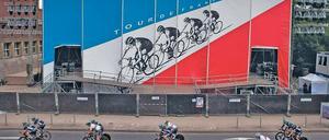 Radsportfieber. Düsseldorf bereitet sich auf den Start der Tour am Sonnabend vor. Im Rahmenprogramm spielt die Band Kraftwerk – natürlich auch ihren Song „Tour de France“ von 1983. 