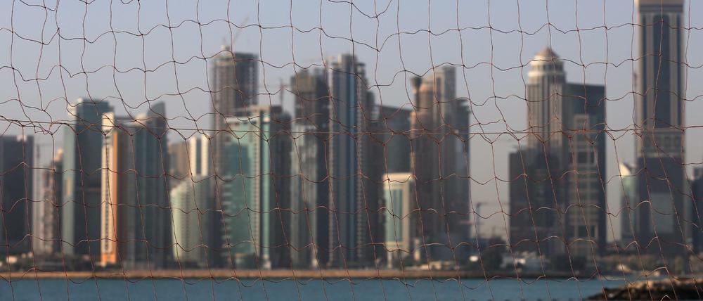 Die Skyline von Katar - gesehen durch ein Fußalltor.