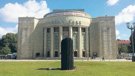 Die Säule stammt aus der Castorf-Inszenierung „Kaputt“ (2014) vor der Volksbühne.