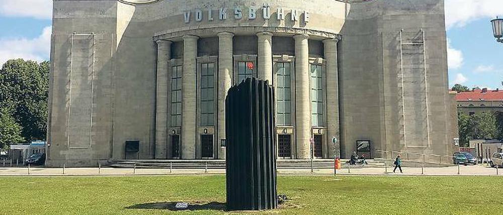 Die Säule stammt aus der Castorf-Inszenierung „Kaputt“ (2014) vor der Volksbühne.