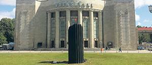 Die Säule stammt aus der Castorf-Inszenierung „Kaputt“ (2014) vor der Volksbühne.