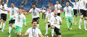 Jubel in St. Petersburg: Die deutsche Mannschaft feiert mit dem Pokal. 