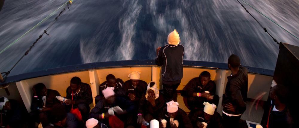 Flüchtlinge auf dem Deck des Rettungsbootes "Golfo Azzurro". Sie wurden im Mittelmeer vor der Küste Libyens gerettet.