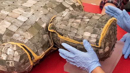 Chinesische Museums-Mitarbeiter bauen am 26.06.2017 anlässlich der Ausstellung "China und Ägypten. Wiegen der Welt" (06.07.2017 bis 03.12.2017) im Neuen Museum auf der Museumsinsel in Berlin ein etwa 2000 Jahre altes, silbernes, menschengroßes Jadegewand aus dem chinesischen Xuzhou Museum auf. In der Ausstellung sind erstmals altägyptische und altchinesische Kunstschätze nebeneinander zu sehen, darunter viele Exponate, die noch nie in Europa zu sehen waren. 