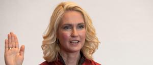 Manuela Schwesig (SPD) legt bei der Landtagssitzung am Dienstag in Schwerin (Mecklenburg-Vorpommern) ihren Amtseid als neue Ministerpräsidentin ab.