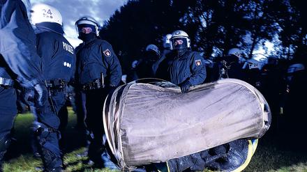 Polizisten räumen das Protestcamp im Hamburger Elbpark.