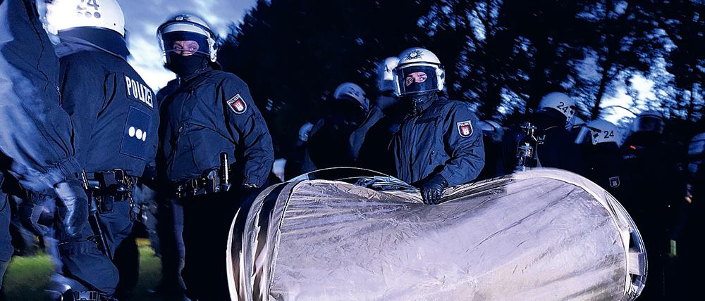 Polizisten räumen das Protestcamp im Hamburger Elbpark.