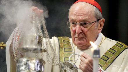 Der Kölner Kardinal Joachim Meisner hält am 23.01.2014 in Köln während eines Soldatengottesdienstes im Dom einen Weihrauchkessel.