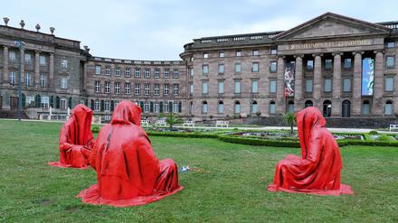 Drei "Wächter der Zeit" stehen vor dem Schloss Wilhelmshöhe. Wenig später entfernten die Macher der Documenta die Figuren wieder. 