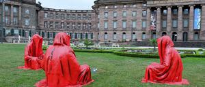 Drei "Wächter der Zeit" stehen vor dem Schloss Wilhelmshöhe. Wenig später entfernten die Macher der Documenta die Figuren wieder.