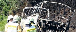 Völlig ausgebrennt. Der verunglückte Reisebus auf der A9 bei Münchberg, Bayern.