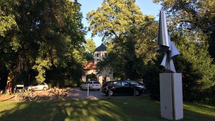 Kladows Zentrum: Hinten die Dorfkirche, vorn die Skulptur von Volkmar Haase, das dort 1992 aufgestellt wurde, zum 725-jährigen Bestehen.