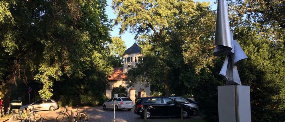 Kladows Zentrum: Hinten die Dorfkirche, vorn die Skulptur von Volkmar Haase, das dort 1992 aufgestellt wurde, zum 725-jährigen Bestehen.