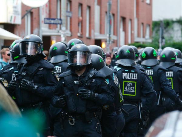 20000 Polizisten werden bereitstehen. Die ersten  Hundertschaften  waren bereits im Einsatz. 