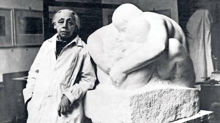 Schmerzensfrau. Käthe Kollwitz Ende der 30er Jahre vor einem Entwurf ihrer berühmtesten Plastik, der Pieta.