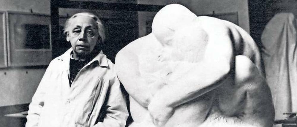 Schmerzensfrau. Käthe Kollwitz Ende der 30er Jahre vor einem Entwurf ihrer berühmtesten Plastik, der Pieta.