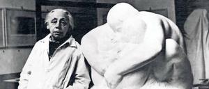 Schmerzensfrau. Käthe Kollwitz Ende der 30er Jahre vor einem Entwurf ihrer berühmtesten Plastik, der Pieta.