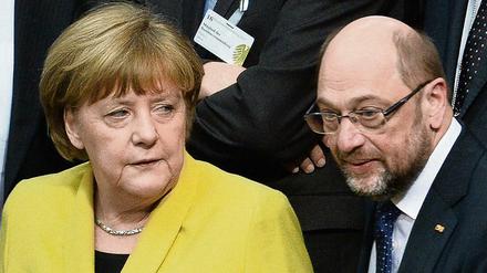 Wer gibt mehr? Bundeskanzlerin Angela Merkel (CDU) und SPD-Kanzlerkandidat Martin Schulz im Wahlkampfversprechenwettbewerb. 