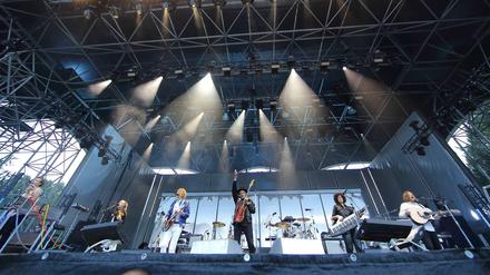 William Butler, Sarah Neufeld, Richard Reed Parry, Win Butler, Jeremy Gara (hinten), Regine Chassagne und Tim Kingsbury in der Wuhlheide 