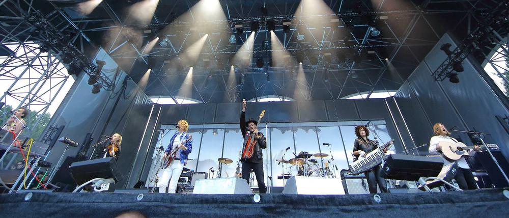 William Butler, Sarah Neufeld, Richard Reed Parry, Win Butler, Jeremy Gara (hinten), Regine Chassagne und Tim Kingsbury in der Wuhlheide 