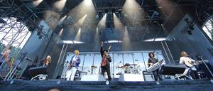 William Butler, Sarah Neufeld, Richard Reed Parry, Win Butler, Jeremy Gara (hinten), Regine Chassagne und Tim Kingsbury in der Wuhlheide 