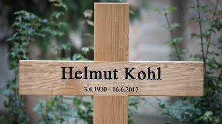 Das Kreuz auf dem Grab von Helmut Kohl auf dem Friedhof in Speyer (Rheinland-Pfalz). 
