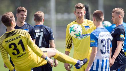 Torhüter Jonathan Klinsmann (M.) beobachtet den von seinem Torhüter-Kollegen Dennis Smarsch (l) gespielten Ball.
