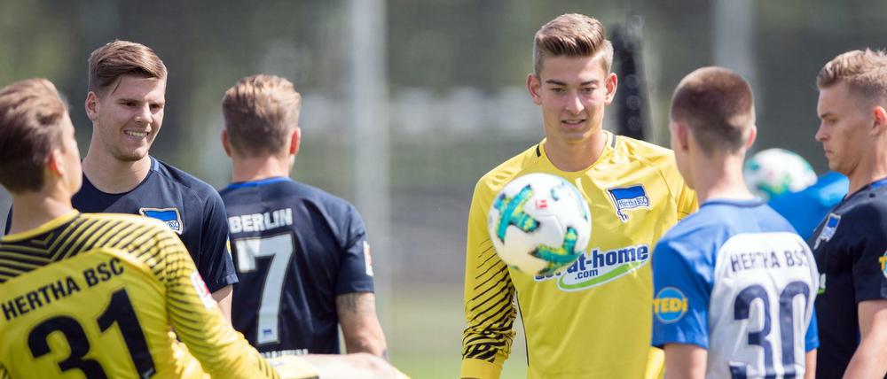 Torhüter Jonathan Klinsmann (M.) beobachtet den von seinem Torhüter-Kollegen Dennis Smarsch (l) gespielten Ball.