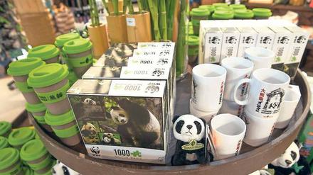 Pandas in allen Formen. Wenn sich die Zoo-Neulinge der Öffentlichkeit präsentieren, ist der Souvenirshop schon bestens gerüstet.