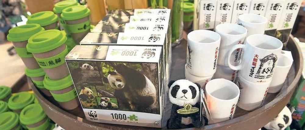 Pandas in allen Formen. Wenn sich die Zoo-Neulinge der Öffentlichkeit präsentieren, ist der Souvenirshop schon bestens gerüstet.