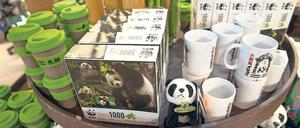 Pandas in allen Formen. Wenn sich die Zoo-Neulinge der Öffentlichkeit präsentieren, ist der Souvenirshop schon bestens gerüstet.