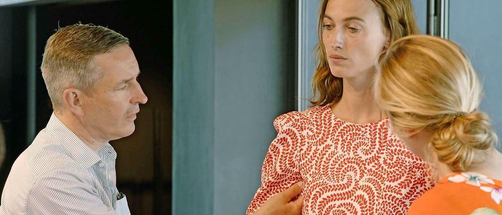 Bis ins letzte Detail. Der Designer überprüft jedes Kleidungsstück