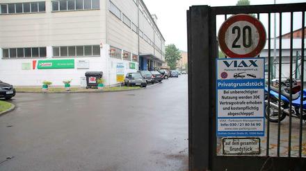 Schilder an den Einfahrten waren vor den Konsequenzen des wilden Parkens auf dem Gewerbegelände.