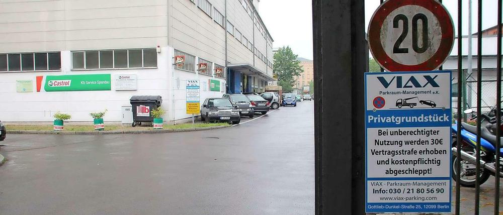 Schilder an den Einfahrten waren vor den Konsequenzen des wilden Parkens auf dem Gewerbegelände.