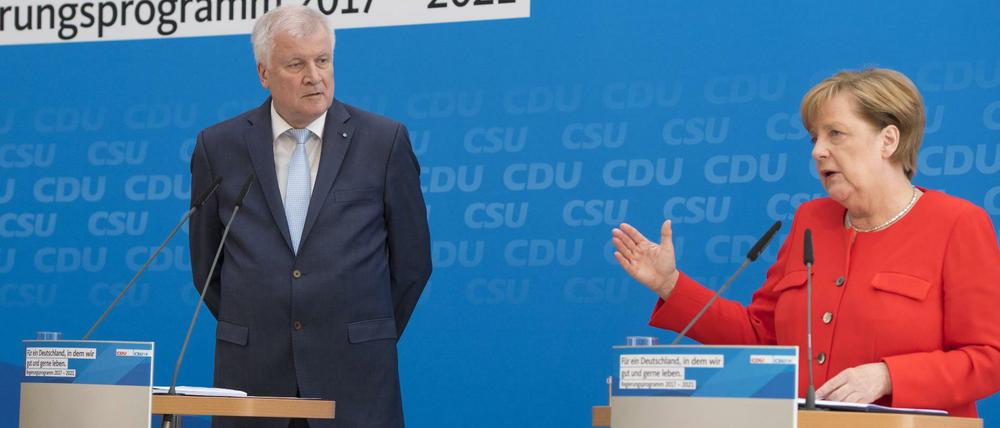 Vereint. Bundeskanzlerin Angela Merkel und Bayerns Ministerpräsident Horst Seehofer bei der Vorstellung des Wahlprogramms.