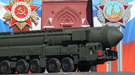 Ein russische Interkontinentalrakete des Typs Topol-M fährt am 09.05.2013 auf den roten Platz in Moskau. 