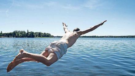 Vorsichtig sein beim Sprung ins Wasser. Nach dem Unwetter schwimmt viel Dreck in den Seen.