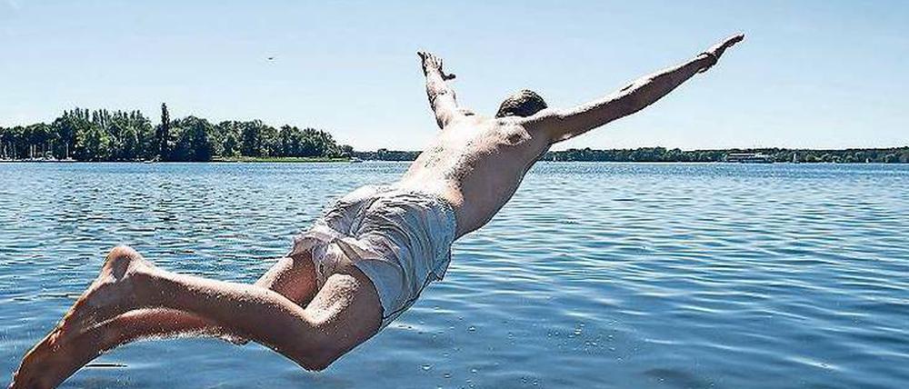 Vorsichtig sein beim Sprung ins Wasser. Nach dem Unwetter schwimmt viel Dreck in den Seen.
