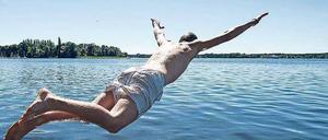 Vorsichtig sein beim Sprung ins Wasser. Nach dem Unwetter schwimmt viel Dreck in den Seen.