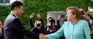 Bundeskanzlerin Angela Merkel empfängt Chinas Präsidenten Xi Jinping vor dem Kanzleramt.