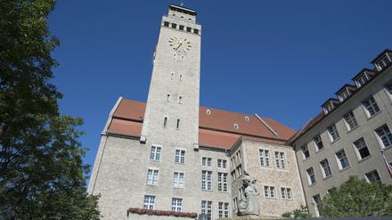 Rathaus Neukölln unter blauem Himmel.