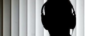 Ein Instrument der Anti-Terror-Maßnahmen: Abhörmaßnahmen.