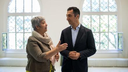 Moschee-Gründerin Seyran Ates mit Besucher Cem Özdemir von Bündnis 90/Die Grünen