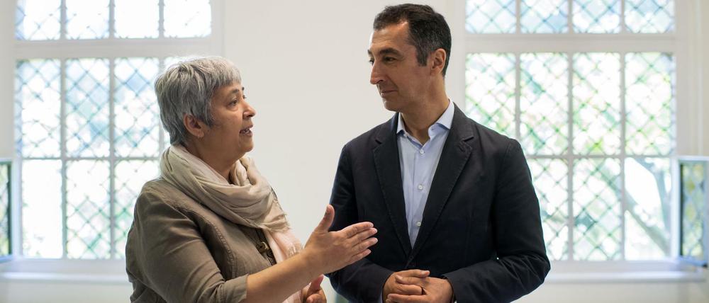Moschee-Gründerin Seyran Ates mit Besucher Cem Özdemir von Bündnis 90/Die Grünen