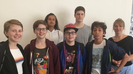 Schülerinnen und Schüler der 8c und 8d der Nelson-Mandela-Schule: Inessa, Caoimhe, Rocco, Leon, Tyree, Keanu und Stefanie Preidl, die Deutschlehrerin.